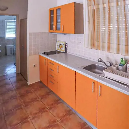 2 Bedroom Cozy In Biograd *