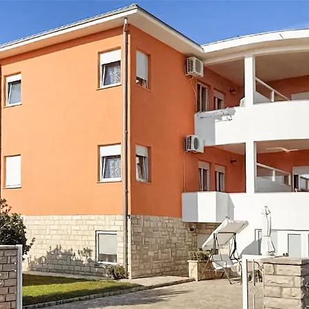 2 Bedroom Cozy In Biograd Apartmán
