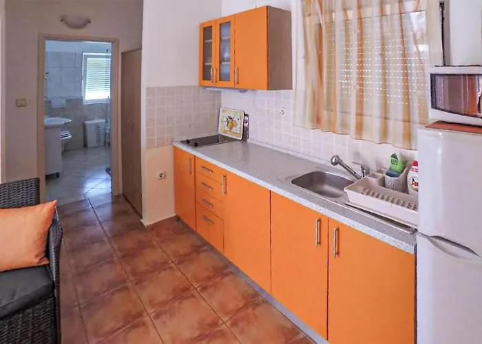 2 Bedroom Cozy In Biograd *